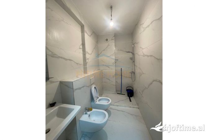 Ambiente Commerciale in Affitto 3+1 a Tirana - 1,150 Euro