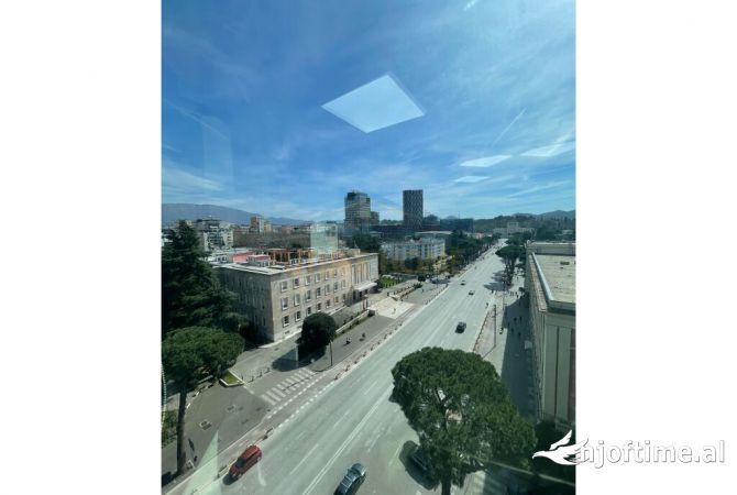 Ambiente Commerciale in Affitto 3+1 a Tirana - 1,725 Euro
