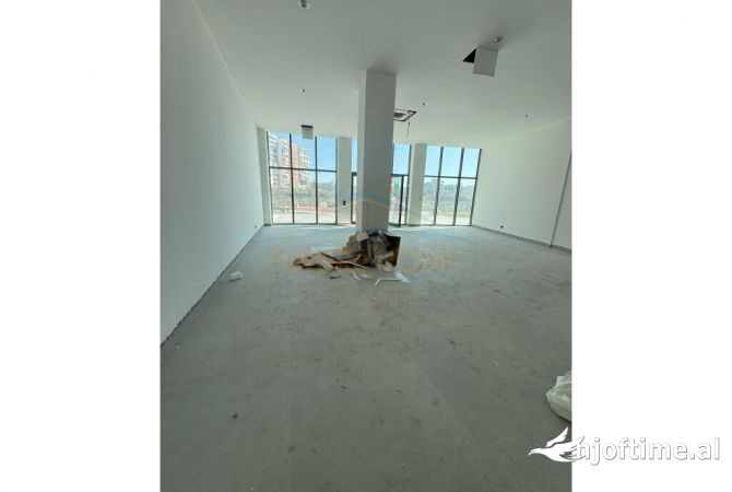 Ambiente Commerciale in Affitto 3+1 a Tirana - 3,500 Euro