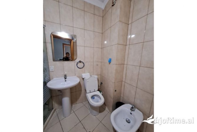 Shtepi ne shitje Apartament ne Tirane, 2+1, Mobilimi Pjeserisht e mobiluar, Pagesa 220,000  Euro.