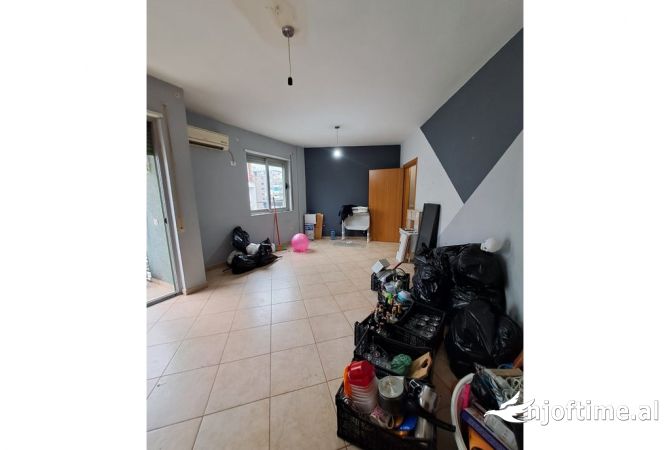 Shtepi ne shitje Apartament ne Tirane, 2+1, Mobilimi Pjeserisht e mobiluar, Pagesa 220,000  Euro.
