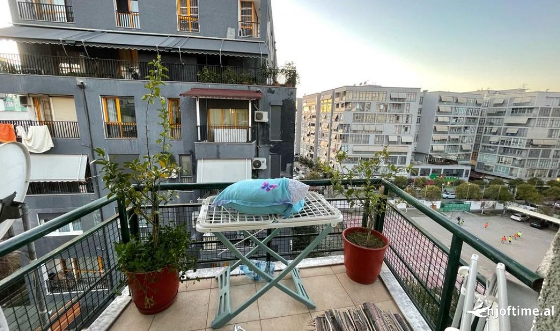 Shtepi ne shitje Apartament ne Tirane, 2+1, Mobilimi Pjeserisht e mobiluar, Pagesa 220,000  Euro.