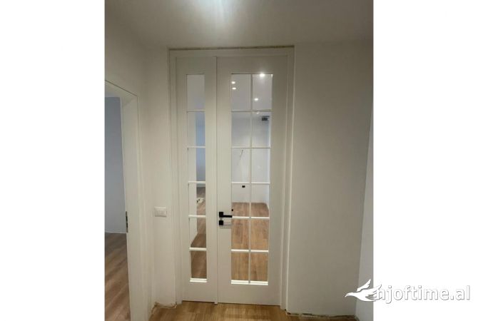 Shtepi ne shitje Apartament ne Tirane, 2+1, Mobilimi E mobiluar, Pagesa 250,000  Euro.