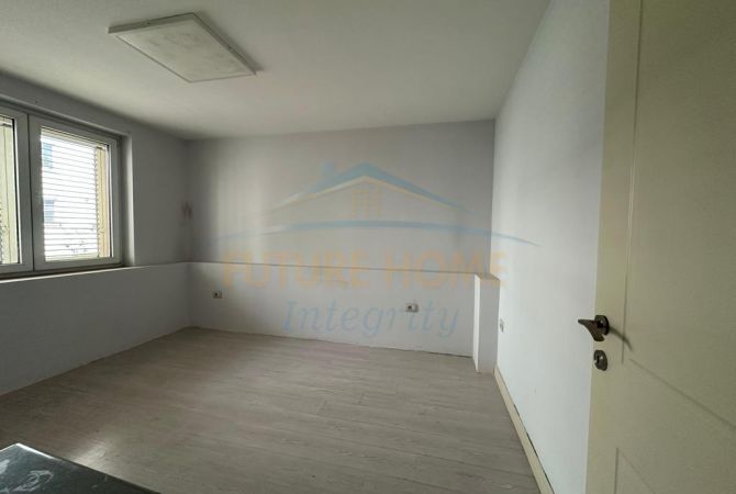 Shitet, Apartament 2+1, Sheshi Wilson, Tiranë.