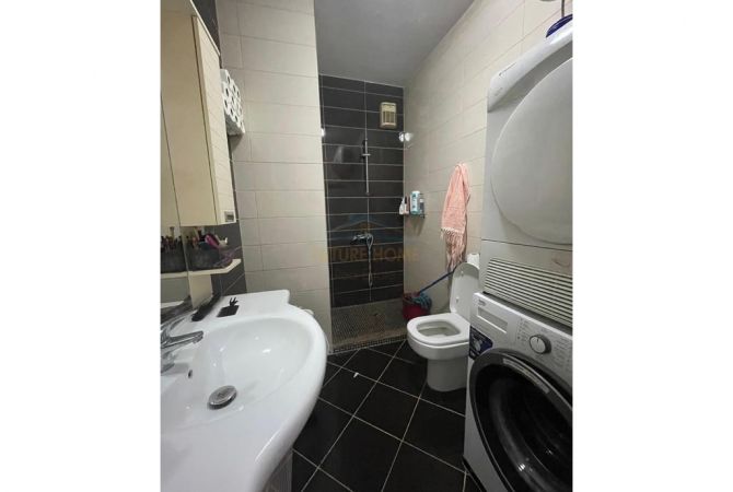 Shtepi ne shitje Apartament ne Tirane, 2+1, Mobilimi Pjeserisht e mobiluar, Pagesa 190,000  Euro.