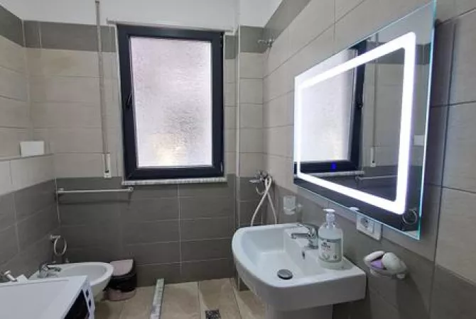 Shtepi me qera Apartament ne Tirane, 2+1, Mobilimi E mobiluar, Pagesa 700  Euro.