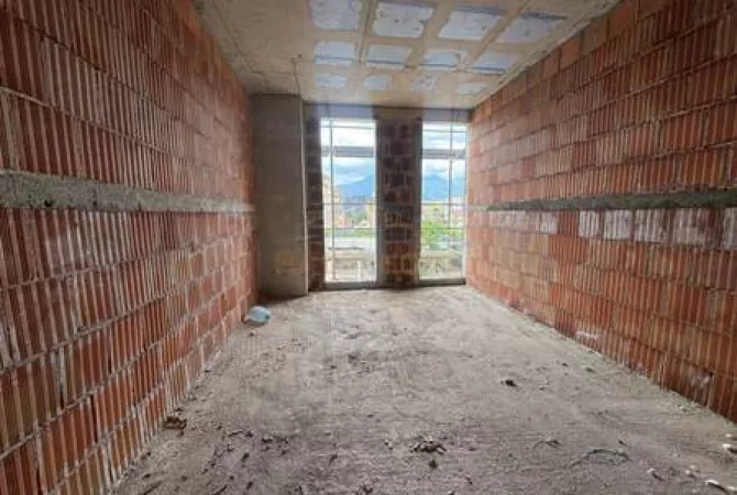 Shtepi ne shitje Apartament ne Tirane, 2+1, Mobilimi Bosh, pa mobiluar, Pagesa 171,000  Euro.