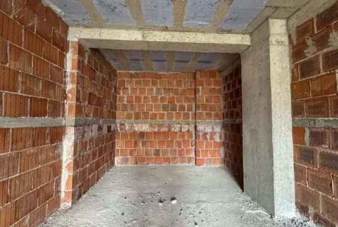 Shtepi ne shitje Apartament ne Tirane, 2+1, Mobilimi Bosh, pa mobiluar, Pagesa 171,000  Euro.