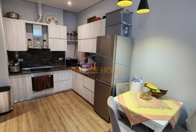 Shtepi ne shitje Apartament ne Tirane, 1+1, Mobilimi E mobiluar, Pagesa 240,000  Euro.