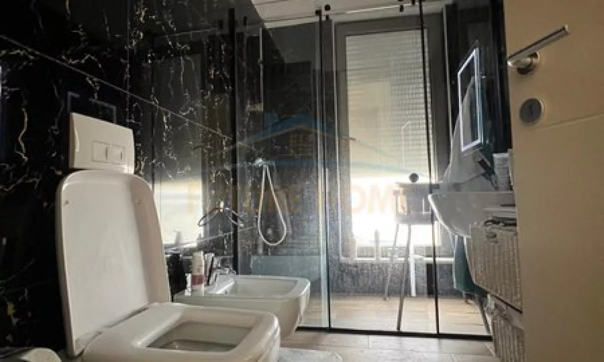 Shtepi ne shitje Apartament ne Tirane, 2+1, Mobilimi E mobiluar, Pagesa 385,000  Euro.