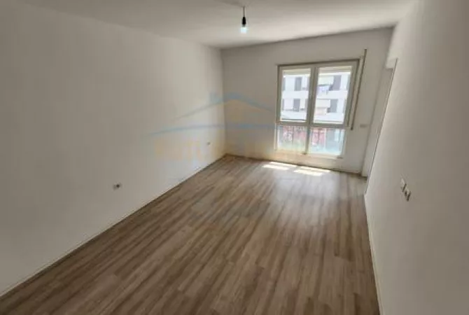 Shitet, Apartament 2+1+2, Rruga 5 Maji, Tiranë.