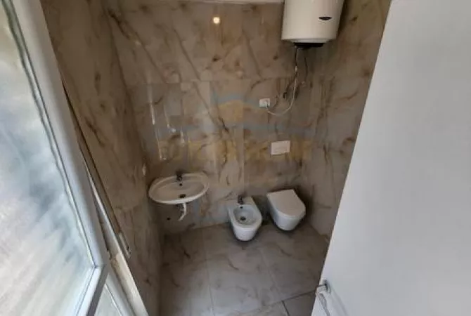 Shtepi ne shitje Apartament ne Tirane, 2+1, Mobilimi Bosh, pa mobiluar, Pagesa 175,000  Euro.