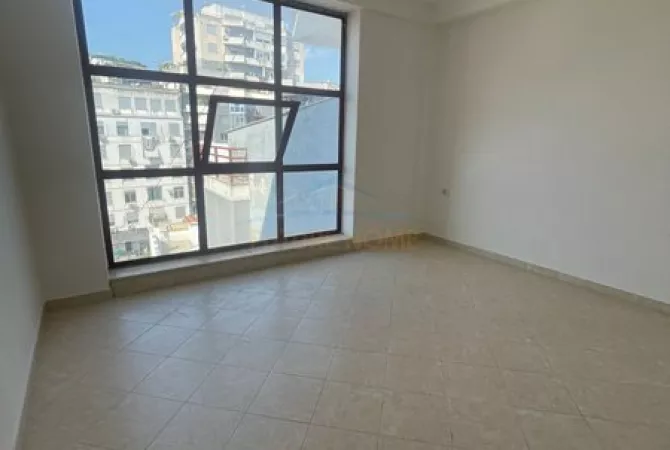 Shitet, Apartament 3+1+2, Gjimnazi Partizani.