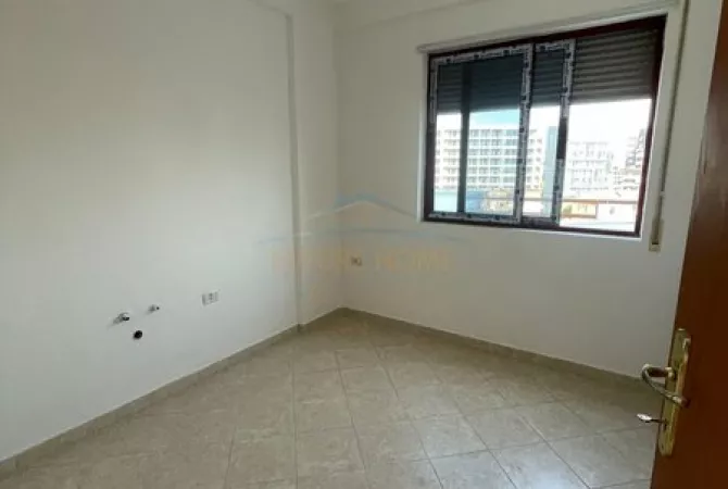 Shtepi ne shitje Apartament ne Tirane, 3+1, Mobilimi Bosh, pa mobiluar, Pagesa 235,000  Euro.