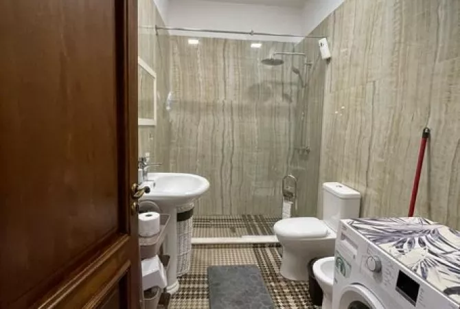 Shtepi ne shitje Apartament ne Tirane, 2+1, Mobilimi E mobiluar, Pagesa 350,000  Euro.