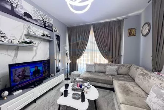 Shitet, Apartament 1+1, Kompleksi Tirana Trio Towers, Tiranë.