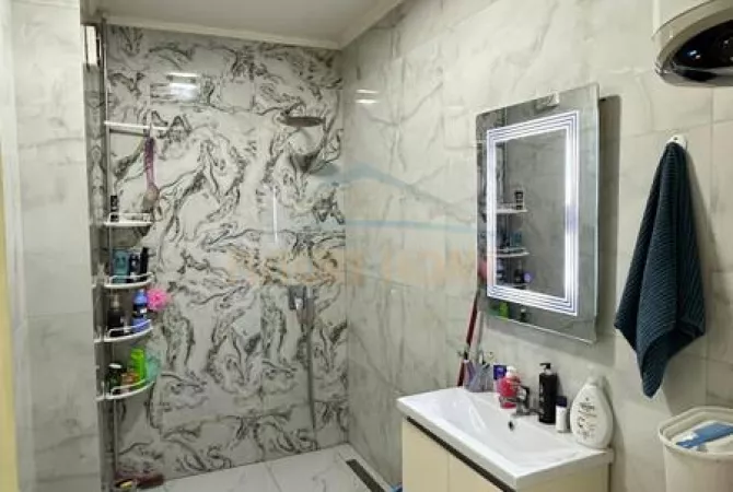 Shtepi me qera Apartament ne Tirane, 2+1, Mobilimi E mobiluar, Pagesa 450  Euro.