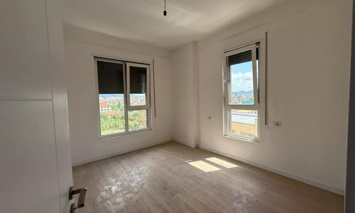 Shtepi ne shitje Apartament ne Tirane, 2+1, Mobilimi Bosh, pa mobiluar, Pagesa 109,900  Euro.