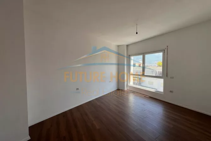 Shtepi ne shitje Apartament ne Tirane, 2+1, Mobilimi Bosh, pa mobiluar, Pagesa 275,000  Euro.