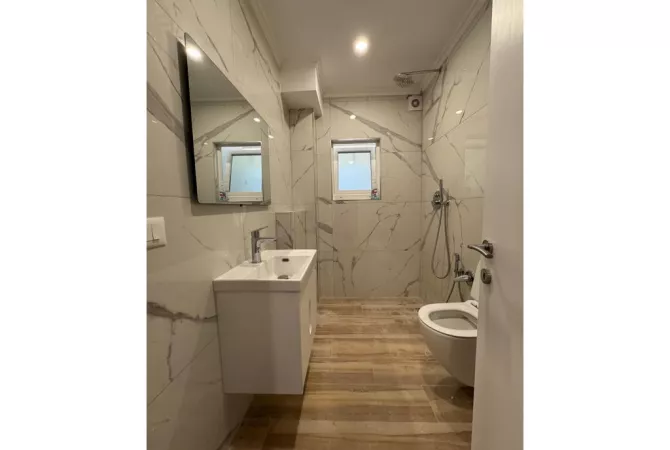 Shtepi ne shitje Apartament ne Tirane, 1+1, Mobilimi Bosh, pa mobiluar, Pagesa 175,000  Euro.