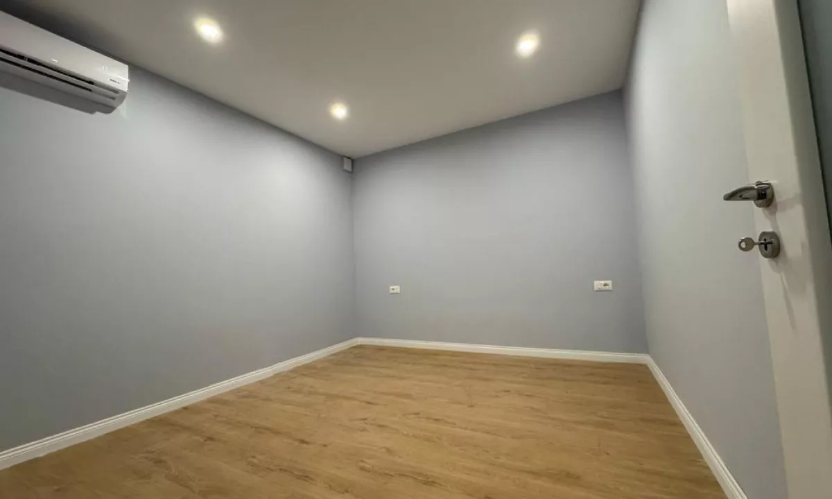 Shtepi ne shitje Apartament ne Tirane, 1+1, Mobilimi Bosh, pa mobiluar, Pagesa 175,000  Euro.