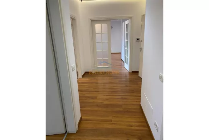 Shtepi ne shitje Apartament ne Tirane, 3+1, Mobilimi Pjeserisht e mobiluar, Pagesa 425,000  Euro.