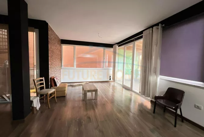 Shtepi ne shitje Apartament ne Tirane, 2+1, Mobilimi Pjeserisht e mobiluar, Pagesa 255,000  Euro.