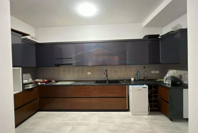 Shtepi ne shitje Apartament ne Tirane, 2+1, Mobilimi Pjeserisht e mobiluar, Pagesa 255,000  Euro.