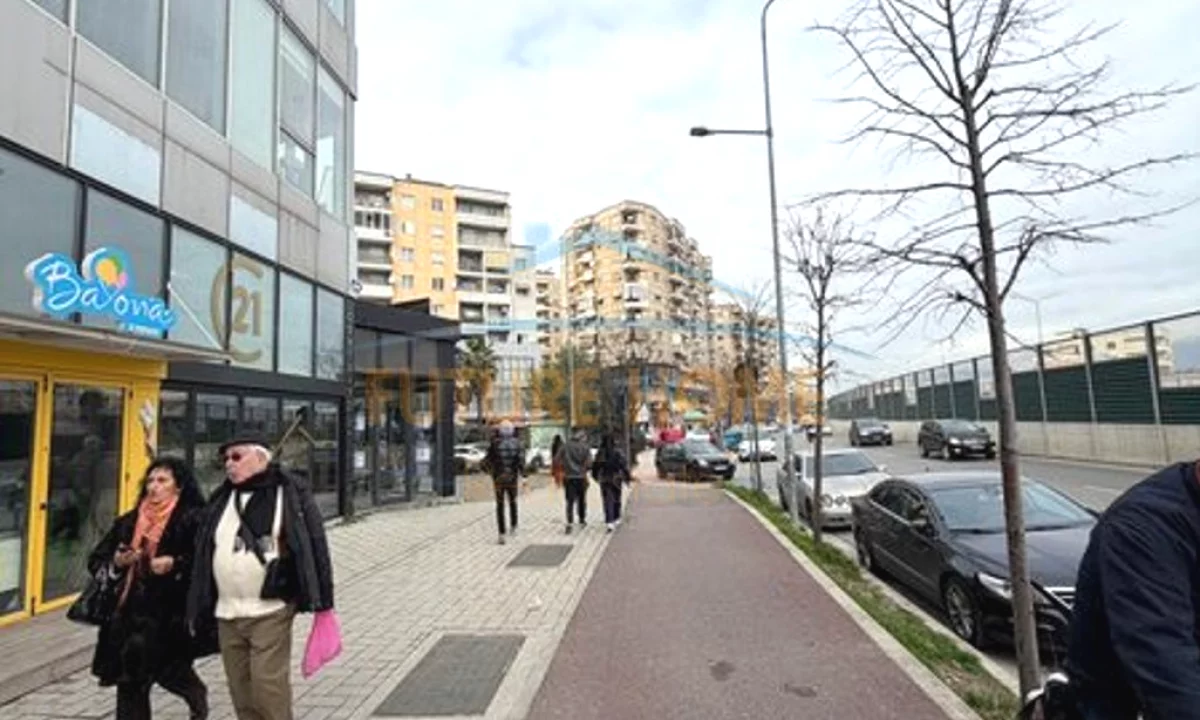 Shitet, Ambient Biznesi,Unaza e Re,Rruga Dhimiter Kamarda