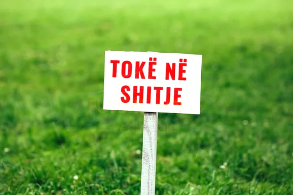 Truall ose Toke ne Tirane - 800,000 Euro