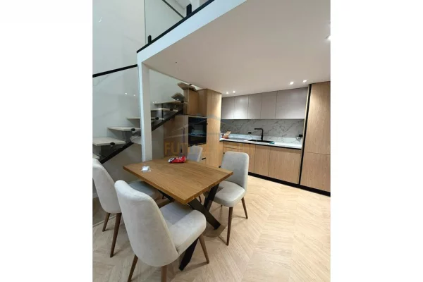 Shtepi ne shitje Duplex(shtepi me 2 kate) ne Tirane, 2+1, Mobilimi E mobiluar, Pagesa 195,000  Euro.