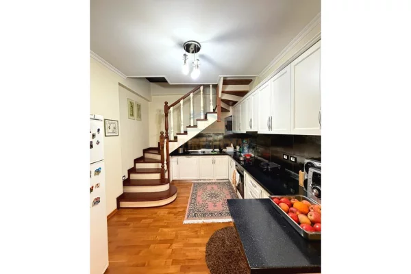 Shtepi ne shitje Apartament ne Tirane, 2+1, Mobilimi E mobiluar, Pagesa 190,000  Euro.