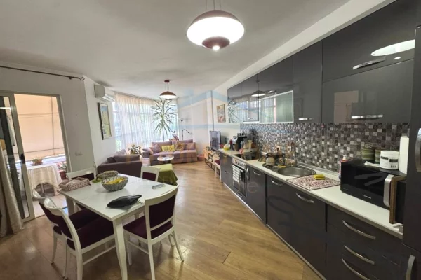 Shtepi ne shitje Apartament ne Tirane, 2+1, Mobilimi E mobiluar, Pagesa 163,000  Euro.
