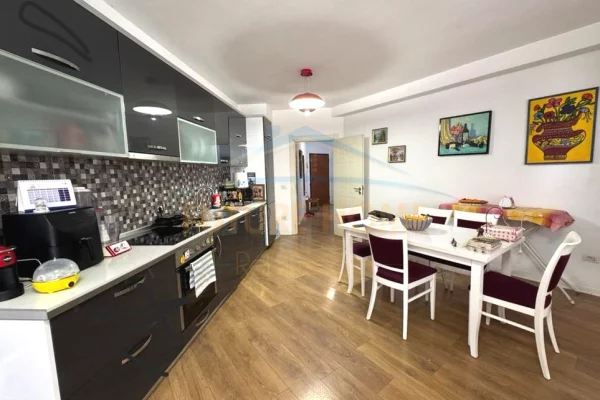Shtepi ne shitje Apartament ne Tirane, 2+1, Mobilimi E mobiluar, Pagesa 163,000  Euro.