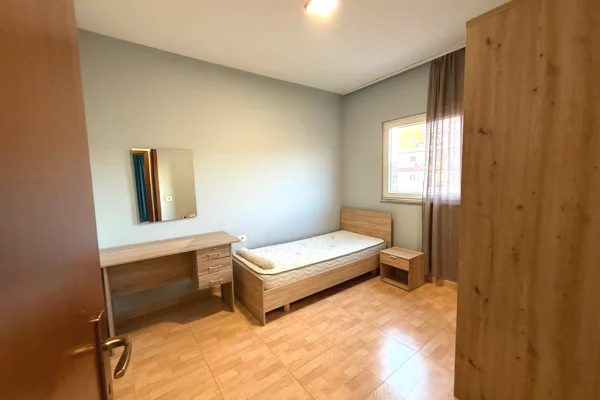 Shtepi me qera Apartament ne Tirane, 2+1, Mobilimi E mobiluar, Pagesa 550  Euro.