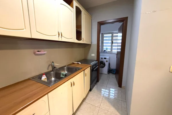 Shtepi me qera Apartament ne Tirane, 2+1, Mobilimi E mobiluar, Pagesa 550  Euro.