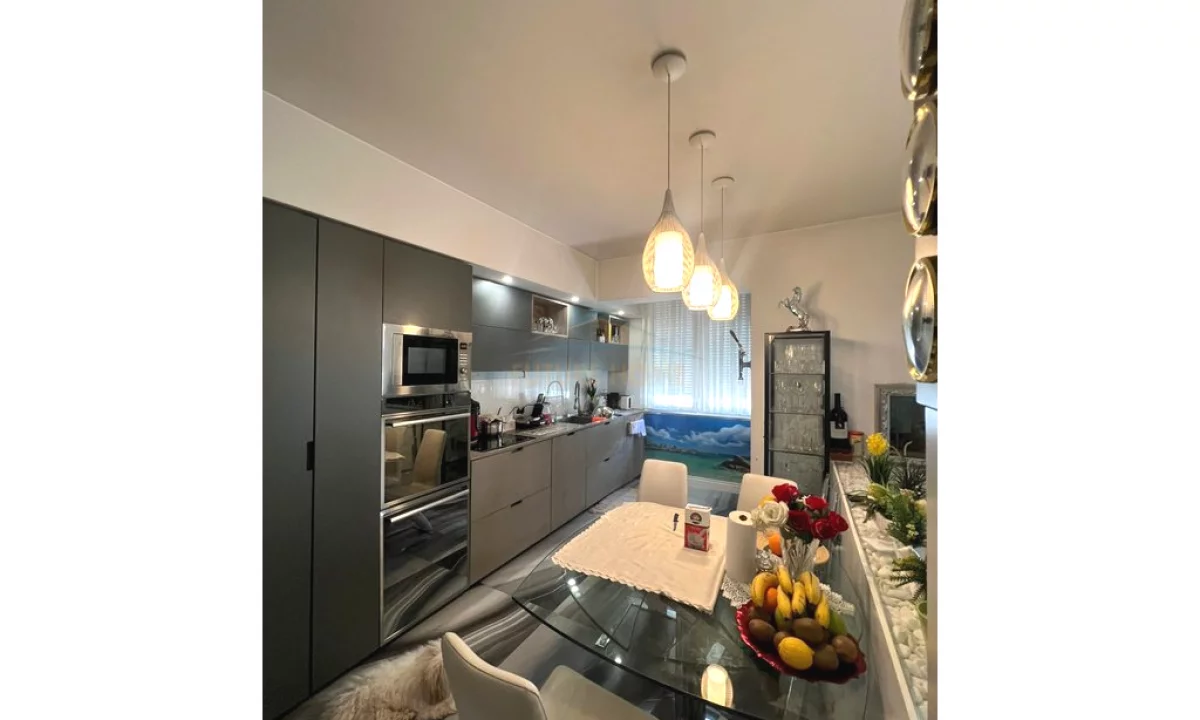 Shtepi ne shitje Apartament ne Tirane, 3+1, Mobilimi E mobiluar, Pagesa 305,000  Euro.