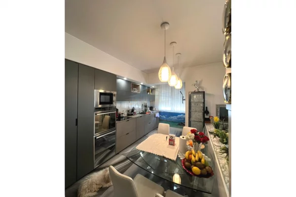 Shitet Apartament 3+1+2+Depo, Komuna e Parisit.
