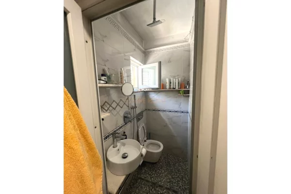Shtepi ne shitje Apartament ne Tirane, 3+1, Mobilimi E mobiluar, Pagesa 305,000  Euro.