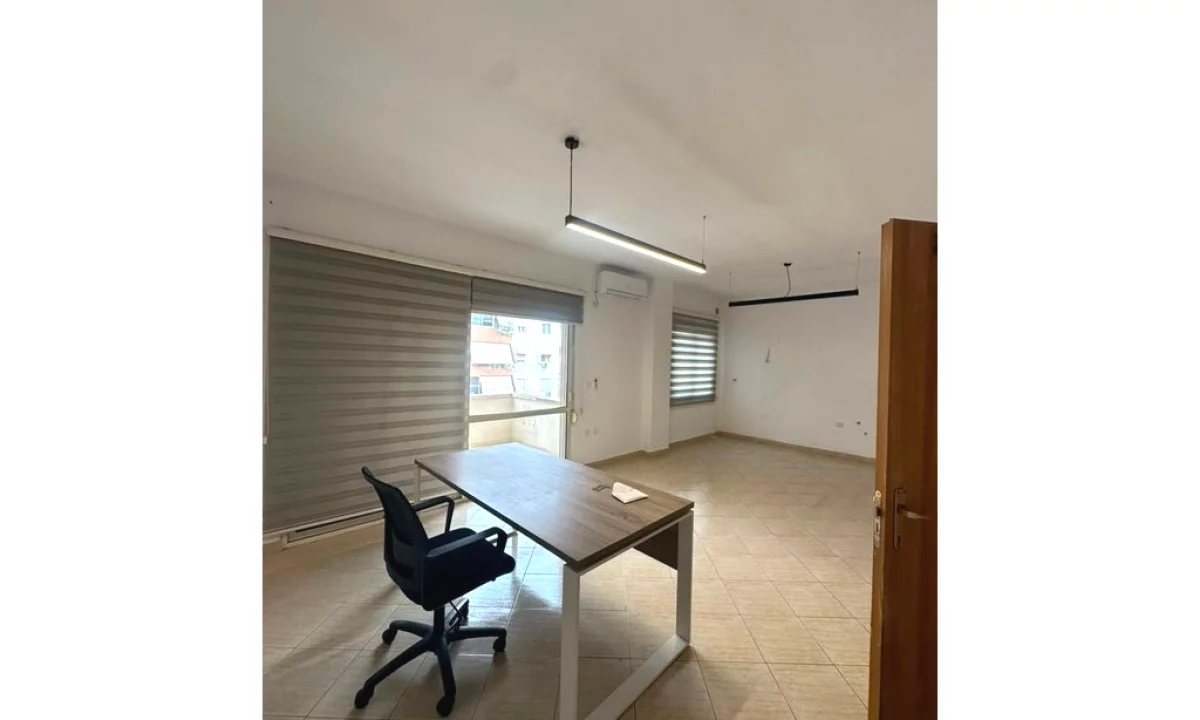 Qera, Ambient per zyra, Komuna e Parisit, Tirane