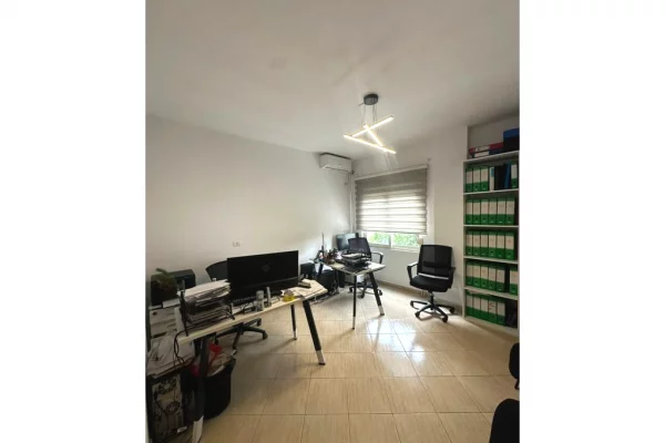 Qera, Ambient per zyra, Komuna e Parisit, Tirane