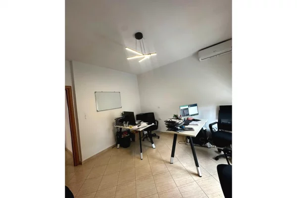 Qera, Ambient per zyra, Komuna e Parisit, Tirane