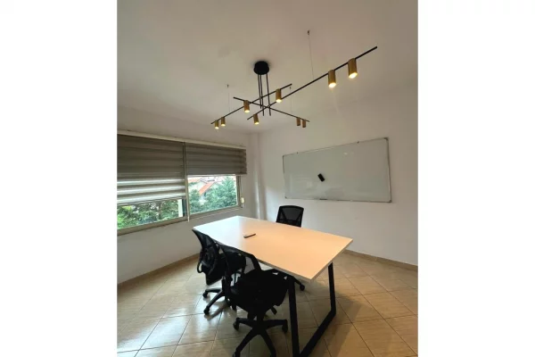 Qera, Ambient per zyra, Komuna e Parisit, Tirane