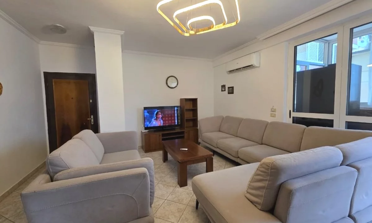 Shtepi me qera Apartament ne Tirane, 3+1, Mobilimi E mobiluar, Pagesa 700  Euro.