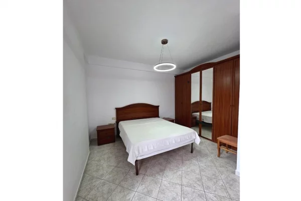 Shtepi me qera Apartament ne Tirane, 3+1, Mobilimi E mobiluar, Pagesa 700  Euro.