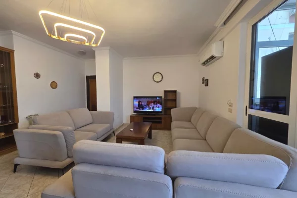 Shtepi me qera Apartament ne Tirane, 3+1, Mobilimi E mobiluar, Pagesa 700  Euro.
