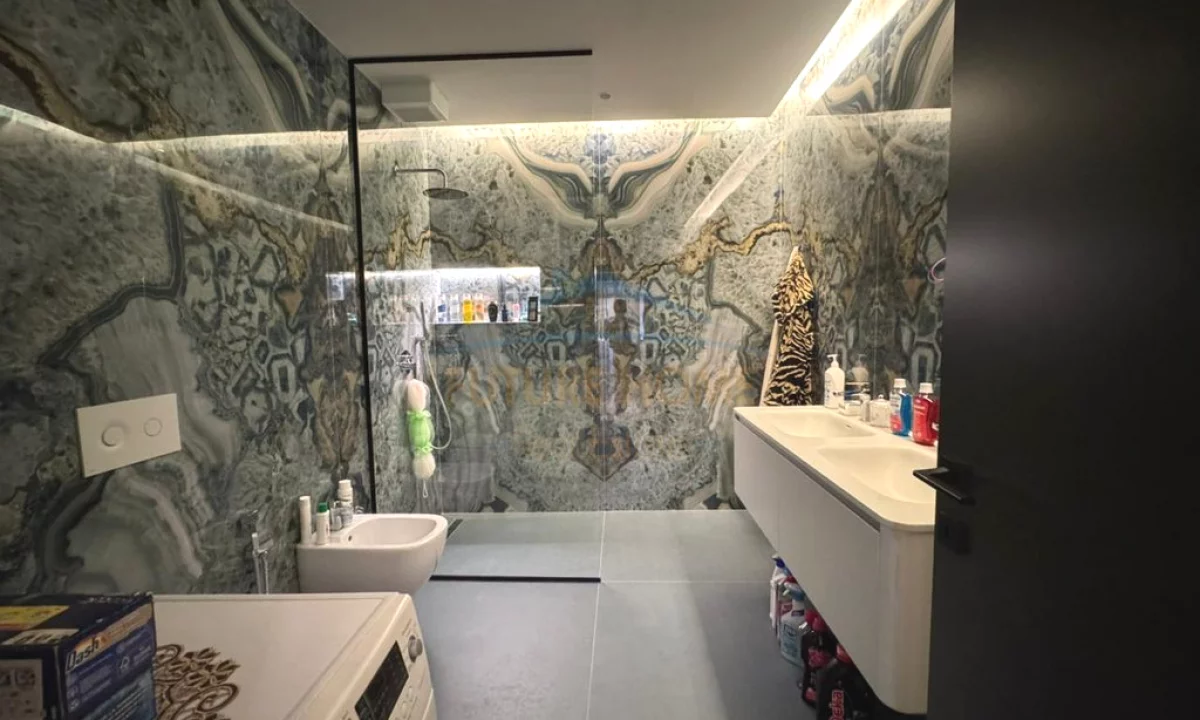 Shtepi ne shitje Apartament ne Tirane, 3+1, Mobilimi E mobiluar, Pagesa 470,000  Euro.