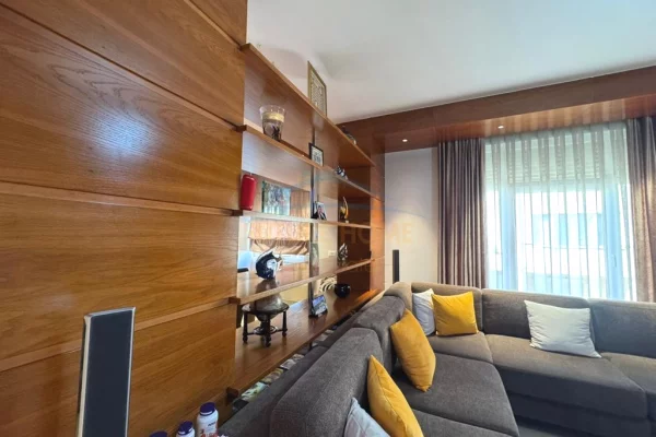 Shtepi ne shitje Apartament ne Tirane, 3+1, Mobilimi E mobiluar, Pagesa 470,000  Euro.