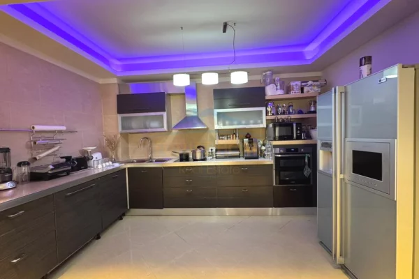 Shtepi ne shitje Apartament ne Tirane, 3+1, Mobilimi E mobiluar, Pagesa 470,000  Euro.