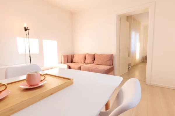 Shtepi ne shitje Apartament ne Tirane, 3+1, Mobilimi E mobiluar, Pagesa 215,000  Euro.